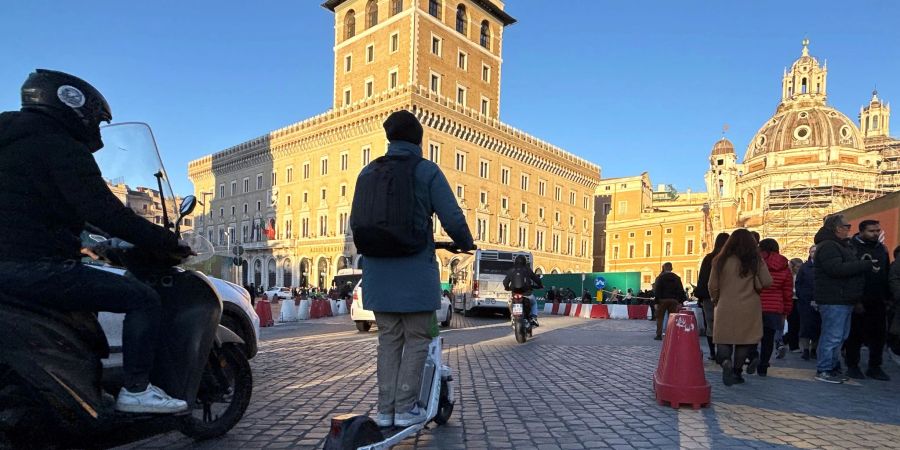 In Italien nicht mehr erlaubt: E-Scooter fahren ohne Helm