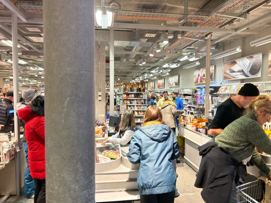 Lange Schlangen vor der Kasse beim Supermarkt in Adelboden.