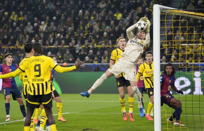 Gregor Kobel spielt seit 2021 beim BVB. Gregor Kobel