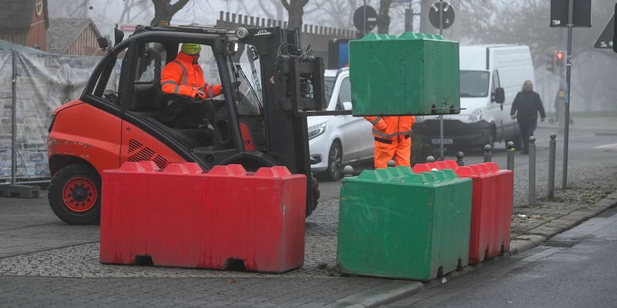 Der Weihnachtsmarkt wurde danach abgebrochen.