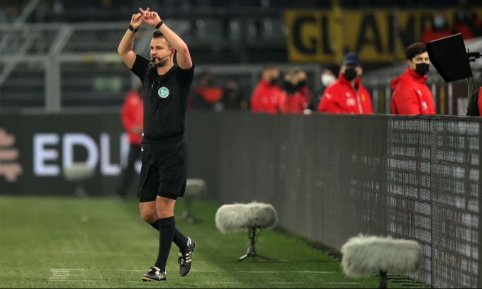 In der Bundesliga sollen VAR-Entscheide noch transparenter gemacht werden. Bundesliga