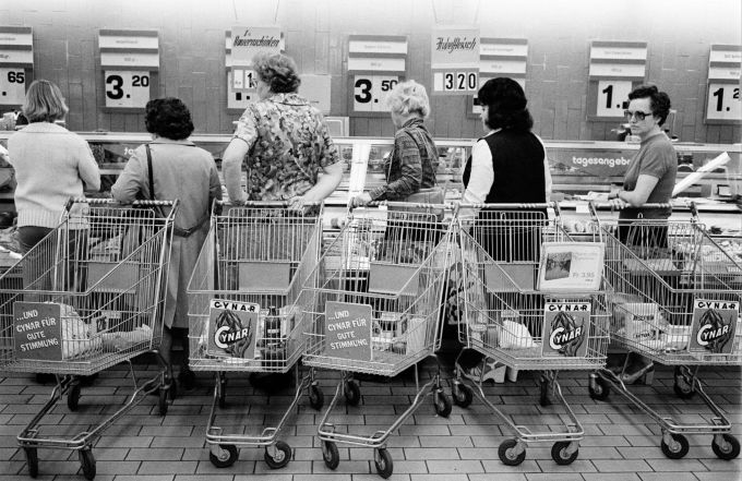 Shopping in den 70er Jahren im Emmen Center. Symbolbild EC
