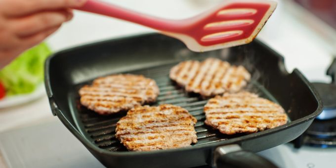 In vielen Tiefkühl-Burgern fanden sich problematische Keime und Schadstoffe. Burger