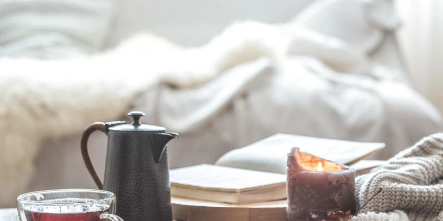 Kerze, Buch, Bett, Pullover