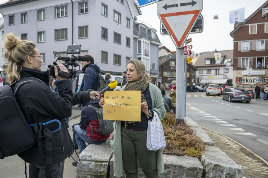 Mehrere Hundert Personen nehmen an der «Demo gegen rechts» in Einsiedeln teil.