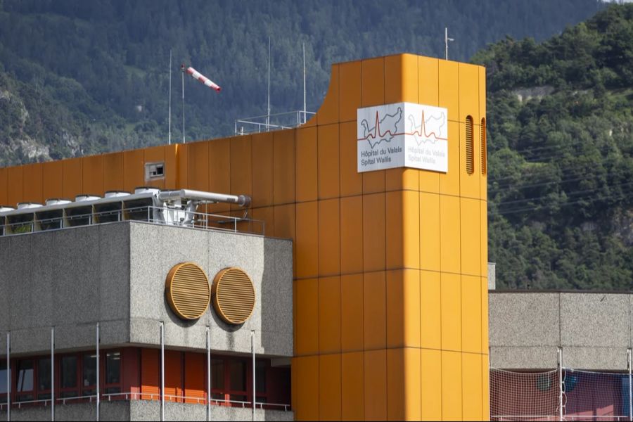 Denn die Ferienzeit stellt das Spital Wallis mit seinen Standorten vor Herausforderungen.