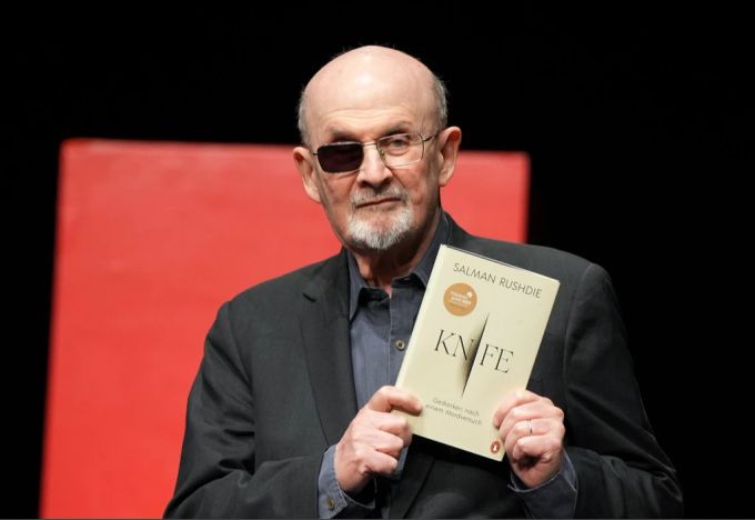 Das Mordattentat verarbeitete Salman Rushdie auch in seinem 2024 erschienenen Roman «Knife». (Archivbild) Salman Rushdie Buch Knife