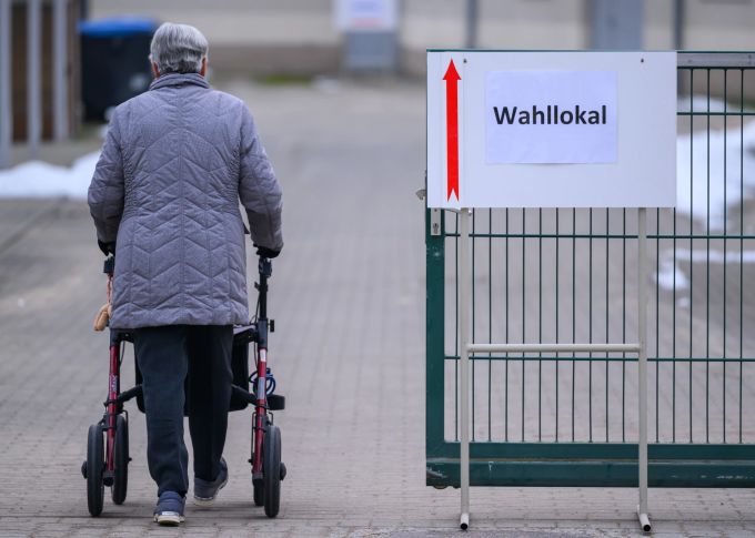 Ein Wegweiser zu einem Wahllokal in Brandenburg. Unter anderem in diesem Bundesland war die AfD besonders erfolgreich. Bundestagswahl Brandenburg