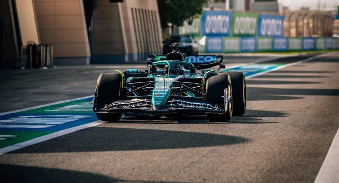 Lance Stroll (Aston Martin) bei einem Filmtag vor den Testfahrten der Formel 1. Aston Martin Formel 1