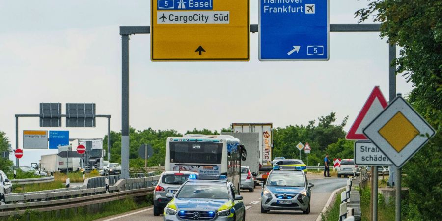 Die Polizei sperrt wegen einer Weltkriegsbombe die Zufahrt über die L3262 zum Flughafen/Cargo City Süd ab.