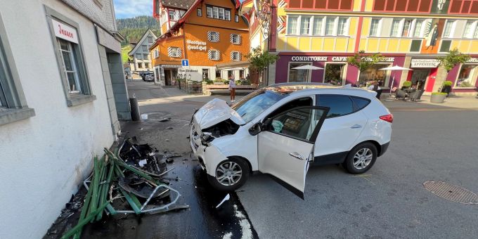 Appenzell AI - Autofahrer (75) prallt in Sitzbank und Hauswand