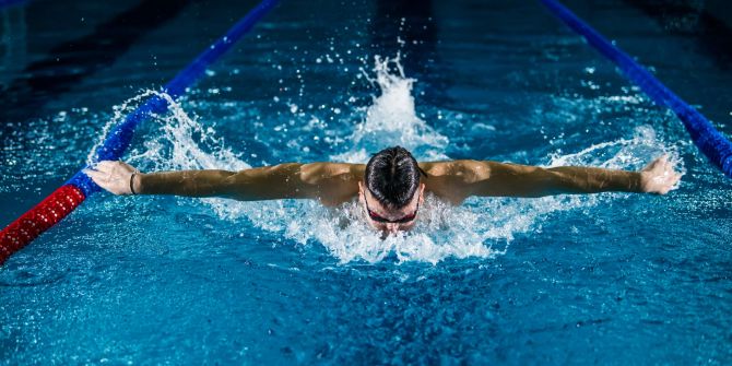 mann am schwimmen