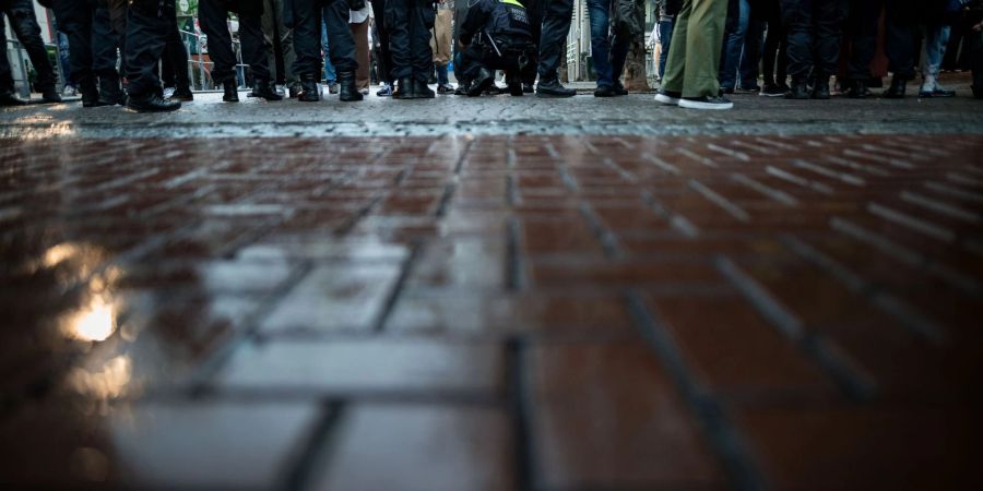 Polizisten kontrollieren Passanten in der Altstadt von Düsseldorf.