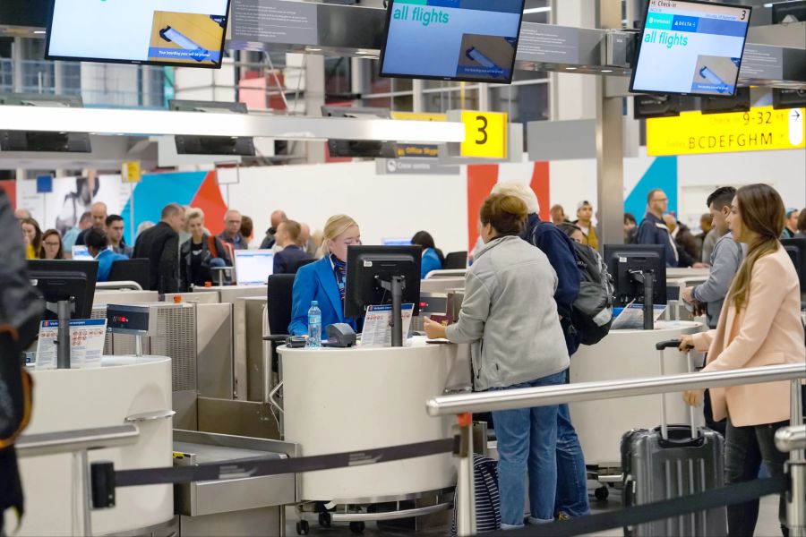 hektisches treiben am Flughafen