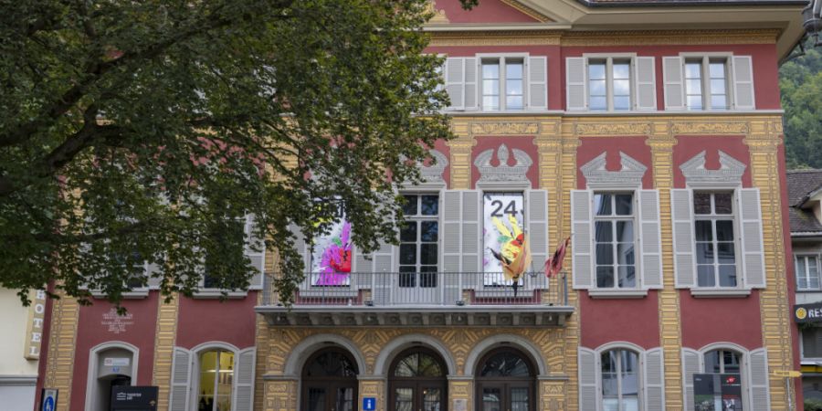 Das Theater Uri in Altdorf UR wird in den nächsten Wochen und Monaten wegen Sanierungsarbeiten mit einem Notdach weit herum zu sehen sein. (Archivfoto)