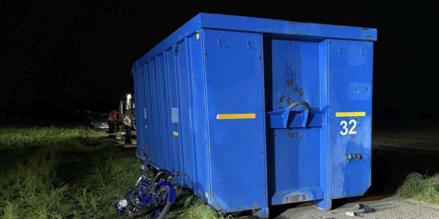 Ein 15-jähriger Mofofahrer ist im aargauischen Freiamt in diese Mulde geprallt und schwer verletzt worden. Der Feldweg ist nicht beleuchtet.