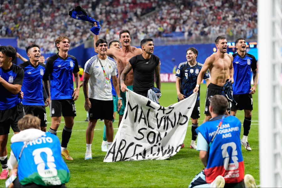 Nach der Partie jubelten einige Spieler mit einem politischen Statement: «Die Falkland-Inseln sind argentinisch.»
