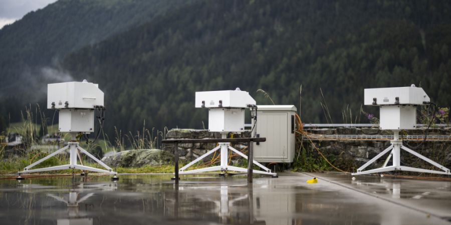 Drei Brewer-Spektrophotometer für die Ozonmessung, aufgenommen beim Physikalisch-Meteorologischen Observatorium Davos.