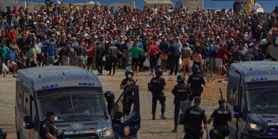 dpatopbilder - Migranten, die von Marokko nach Spanien eingereist waren, kehren von der Polizei begeleitet an einen Strand in der spanischen Exklave Ceuta zurück. Foto: Antonio Sempere...