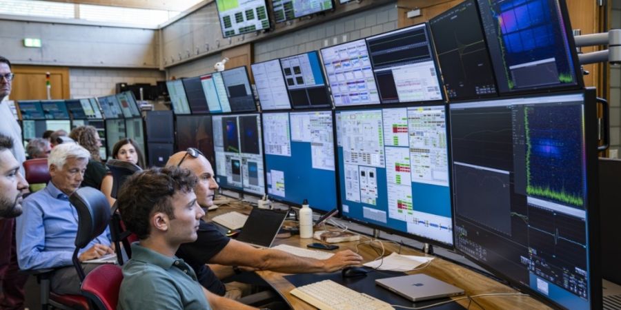 Wissenschaftlerinnen und Wissenschaftlern haben am PSI in Villigen AG erstmals Positronen für den geplanten zukünftigen Teilchenbeschleuniger am Cern erzeugt.