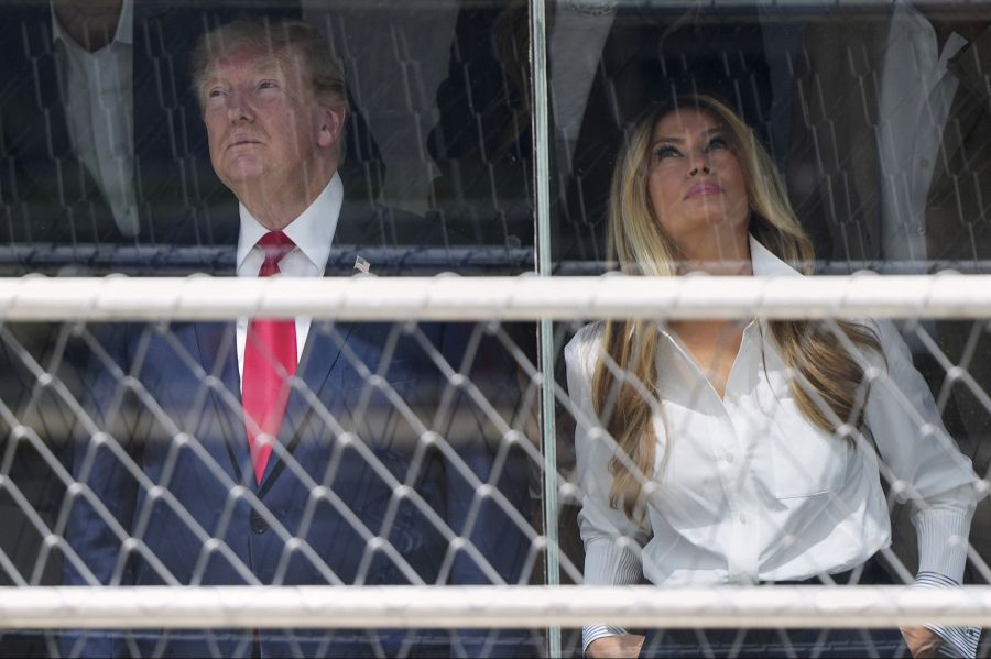 Donald und Melania Trump verfolgen gemeinsam das Rennen in Washington. Die First Lady wirkt dabei ernst.
