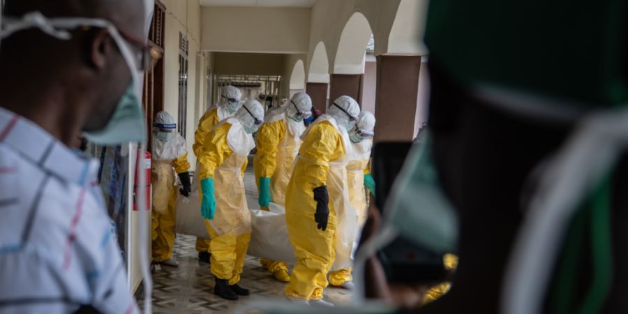 ARCHIV - Abtransport eines Ebola-Opfers in einem Krankenhaus im Kongo. Foto: Moses Sawasawa/AP/dpa/Archivbild