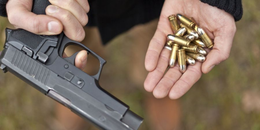 Privatisierte und nicht mehr für den Schiesssport benutzte Armeewaffen sollen eingezogen werden müssen. Diese Forderung aus dem Parlament weckt Widerstand. In der Sommersession diskut...