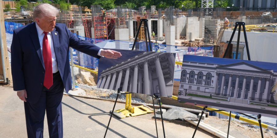 ARCHIV - US-Präsident Trump spricht neben Darstellungen des geplanten Ballsaals an der Baustelle vor dem Weißen Haus. Foto: Jacquelyn Martin/AP/dpa