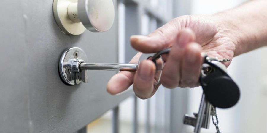 Er bleibt in Sicherheitshaft: Dem Mann wird vorgeworfen, aus Rache das Gartenhaus seines ehemaligen Vorgesetzten im Ostaargau im April 2025 angezündet zu haben. (Symbolbild)