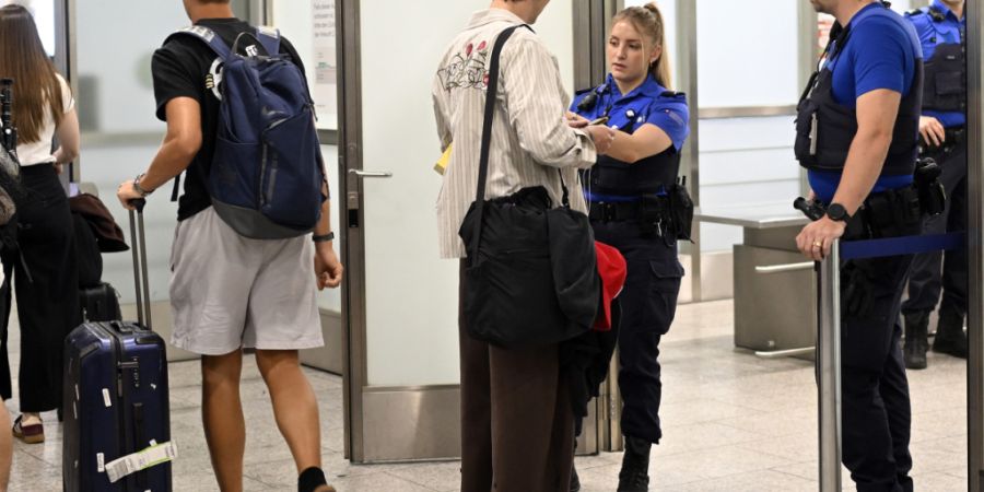 Nicht alle, die am Flughafen durch den grünen Bereich gehen, haben nichts zu verzollen. Der Zoll schaut genau hin.