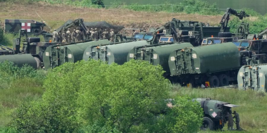 Panzerfahrzeuge der US-Armee versammeln sich während der Militärübung «Ulchi Freedom Shield» auf einem Übungsgelände nahe der Grenze zu Nordkorea. Foto: Ahn Young-joon/AP/dpa