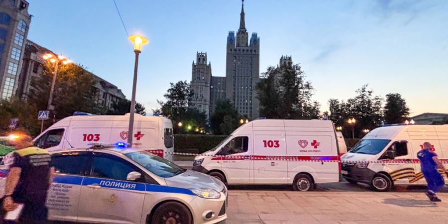 Rettungsfahrzeuge stehen in der Nähe einer tödlichen Explosion in einem Restaurant in Moskau. Foto: Sergei Vedyashkin/Moscow News Agency/AP/dpa