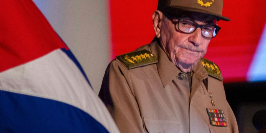 ARCHIV - Der ehemalige kubanische Präsident Raul Castro betrachtet die kubanische Flagge während seiner Rede auf der Veranstaltung zum 65. Jahrestag des Sieges der Revolution: Foto: I...