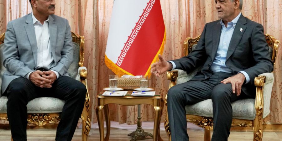 HANDOUT - Der iranische Präsident Massud Peseschkian (r) bei einem Treffen mit Pakistans Armeechef Asim Munir. Foto: Uncredited/Iranian Presidency Office/AP/dpa - ACHTUNG: Nur zur reda...