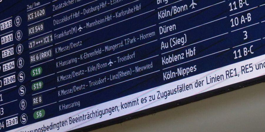 Eine Anzeigetafel im Hauptbahnhof in Köln weist auf witterungsbedingte Zugausfälle hin. Die von National Express Linie RE1, RE5, RE6 fallen voraussichtlich bis 19:00 aus. Foto: Hennin...
