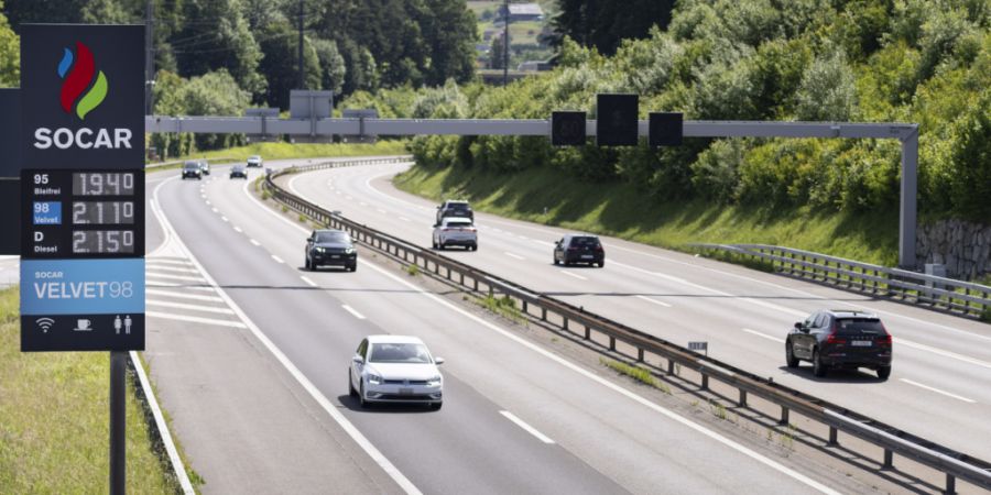 Treibstoff-Bettler sprechen Passanten und Autofahrende auf Parkplätzen oder Tankstellen an und bitten um Bargeld. (Symbolbild)