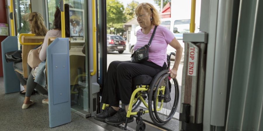 Gemäss Behindertengleichstellungsgesetz müssten Trams schon seit 2023 hindernisfrei zugänglich sein, wie auf diesem Bild aus Zürich. In Basel-Stadt sind erst 43 Prozent aller Tramha...