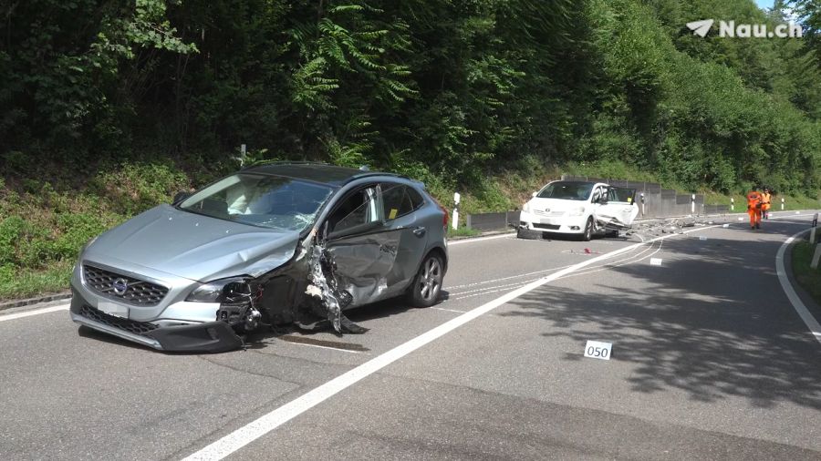 Dort kollidierte er mit zwei entgegenkommenden Fahrzeugen.