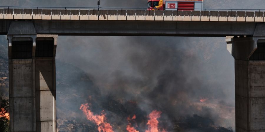 dpatopbilder - Ein Feuerwehrfahrzeug neben einem Waldbrand in Los Gallardos bei AlmerÌa. Foto: Gregorio Marrero/AP/dpa