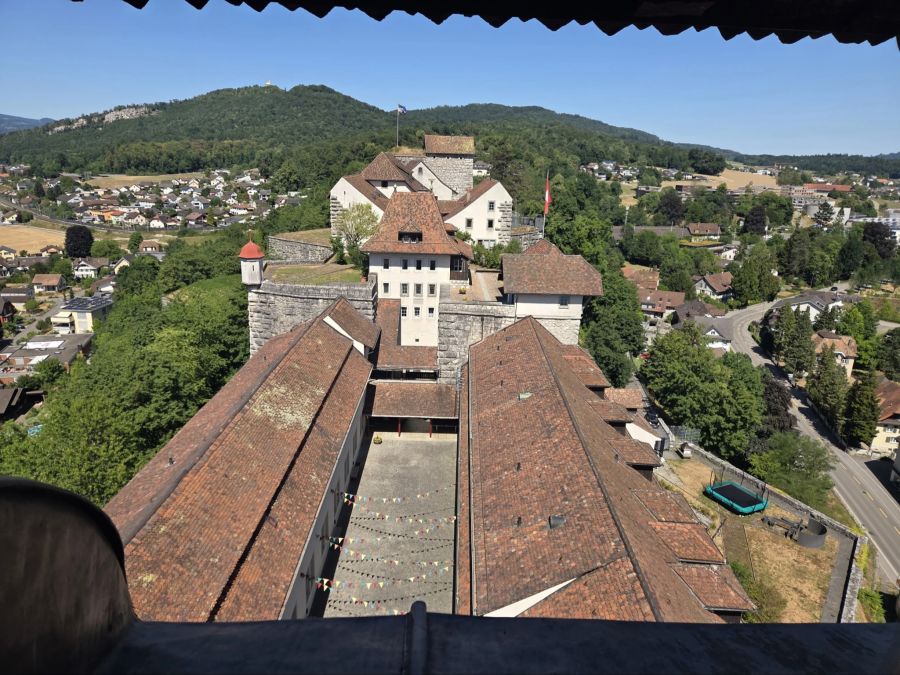 Blick vom Hauptturm der Burg nach Osten auf die obere Festung.
