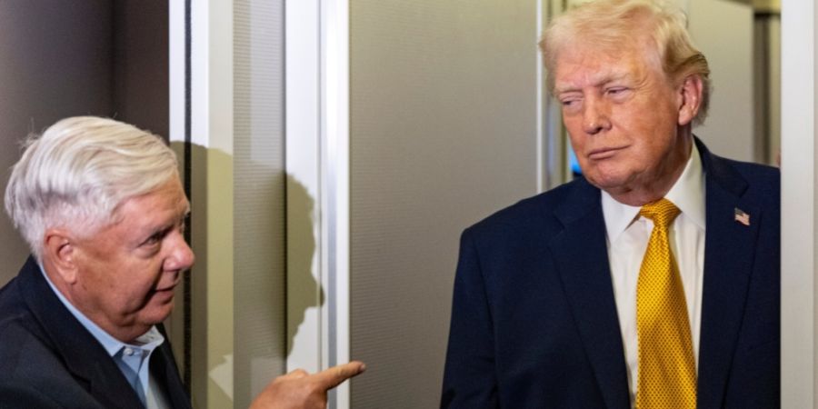 ARCHIV - Der republikanische US-Senator Lindsey Graham gestikuliert, während Präsident Donald Trump an Bord der Air Force One mit Reportern spricht. Foto: Alex Brandon/AP/dpa