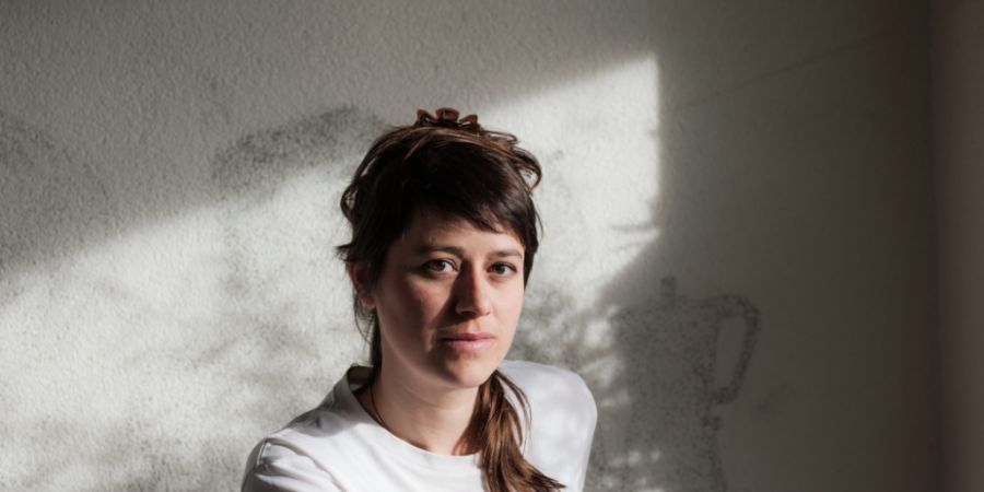 Sarah Elena Mueller erzählt in «Unwucht» von einer Beziehung. Der vielschichtige Roman ist, wie es der Titel ankündigt, eine Auseinandersetzung mit Gleichgewicht oder dem Aushalten vo...