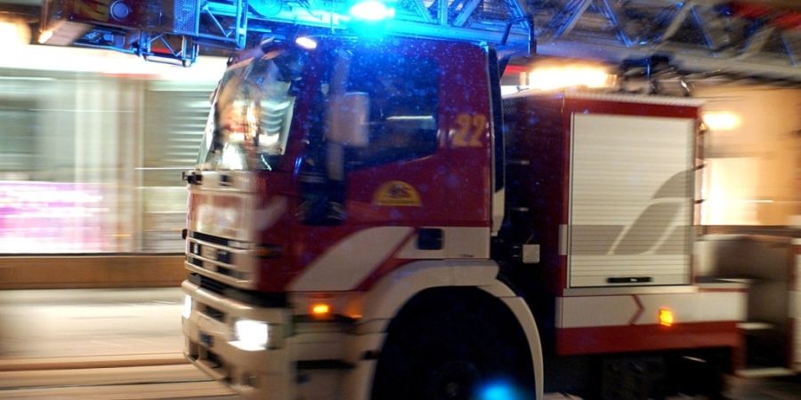 In Solothurn brennt der Dachstock eines Mehrfamilienhauses. Der Einsatz läuft noch. (Symbolbild)