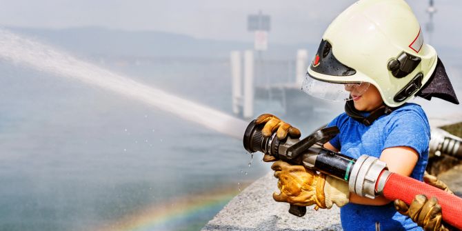 Kind Feuerwehr Wasser Übung