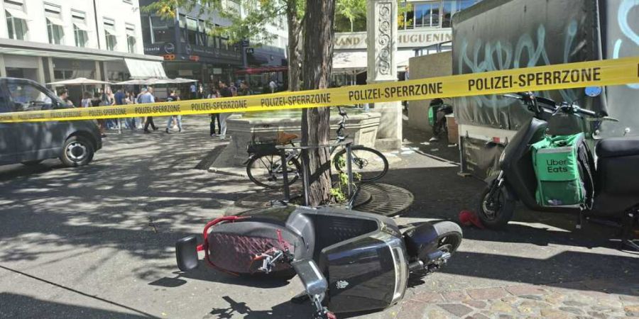 Ein mutmasslicher Essenslieferant hat bei der Streitgasse einen Kollegen mit einem Messer niedergestochen.