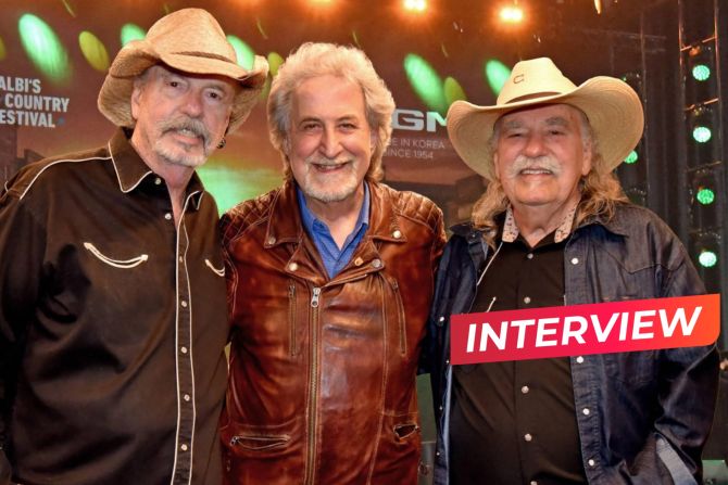 Albi Matter (Mitte) mit den Headlinern Bellamy Brothers am Albi's Country Festival letzten März. - Jürg Streun