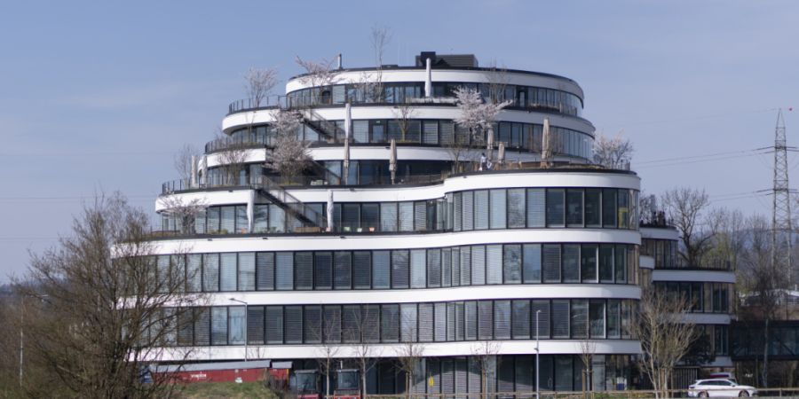 Der Hauptsitz der Partners Group Holding in Baar. Der Vermögensverwalter hat im ersten Halbjahr weniger verdient und krempelt nun seine Führungsetage um. (Archivbild)