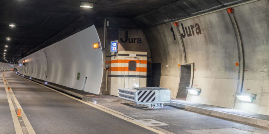 Anpralldämpfer in den Nischen sollen die Verkehrssicherheit im Eggfluetunnel erhöhen.