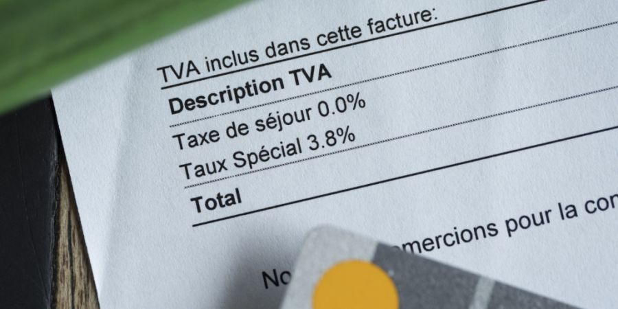 Dieser Hotelgast zahlt - wie die Quittung zeigt - einen Mehrwertsteuer-Sondersatz («taux spécial» auf der Taxe de la Valeur Ajoutée TVA). (Archivbild)