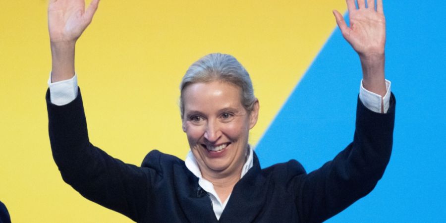 Alice Weidel, Bundesvorsitzende und Fraktionsvorsitzende der AfD, winkt während des Bundesparteitags der AfD. Bei dem Treffen soll die Führungsspitze der Partei neu gewählt werden. F...